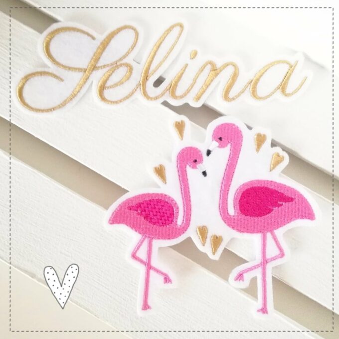 Flamingo Aufnäher Applikation mit Wunschnamen in gold mit pink und rosa zum Aufbügeln gestickt auf Weißen Filz